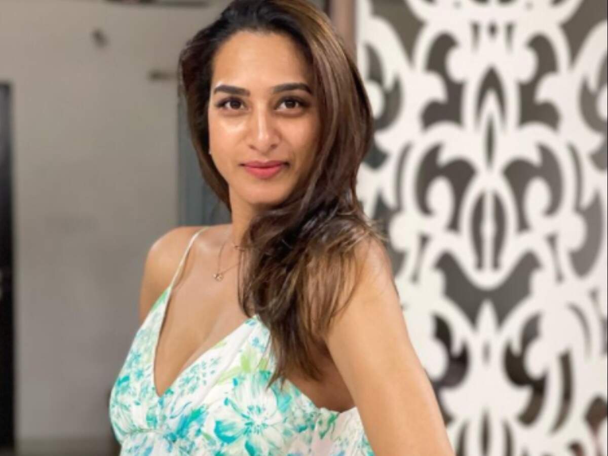 Surekhavani,ఒక్క చాన్స్ ఇస్తావా?..రేయ్ ఏంటిరా ఇది అంటూ సురేఖా వాణి వెరైటీ  రియాక్షన్ - artist surekha vani funny reaction on meme - Samayam Telugu