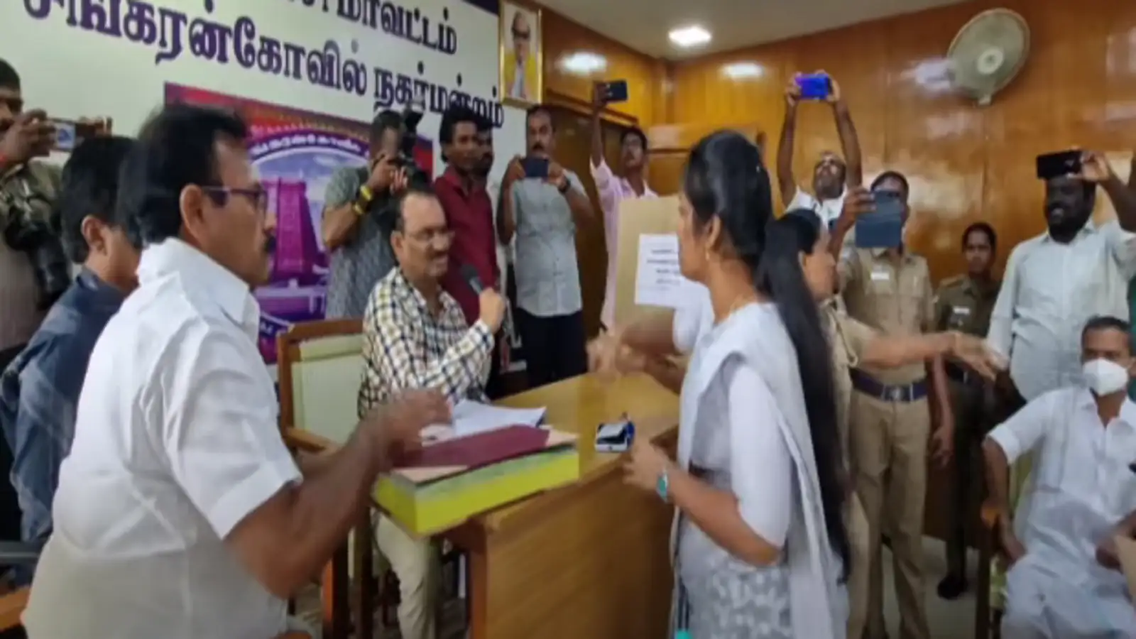 சங்கரன்கோவில் நகர்மன்ற தலைவர் பதவியை இழந்தார் உமா மகேஸ்வரி... நம்பிக்கையில்லா தீர்மானம் வெற்றி! வாக்குவாதம்... 