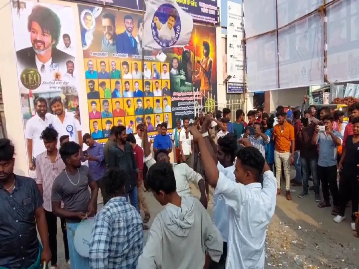 லியோ திரைப்படம் வெளியீடு; திருப்பூர் தாராபுரத்தில் ரசிகர்கள் கொண்டாட்டம்! 