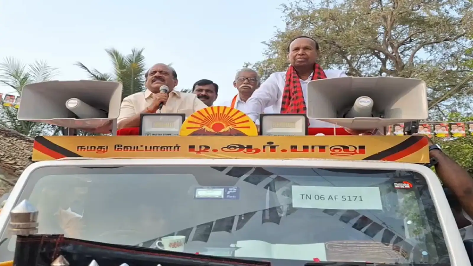 எதா இருந்தாலும் இங்க வந்து பேசு... காஞ்சி ஸ்ரீபெரும்புதூர் தொகுதியில் பிரச்சாரத்தில் பெண்ணை கடிந்து பேசிய அமைச்சர் தாமோ அன்பரசன்! 