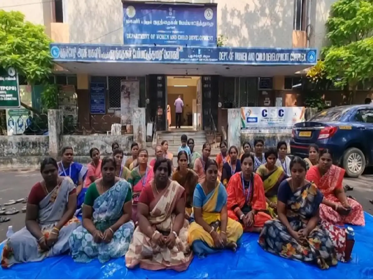 அங்கன்வாடி பணியாளர்கள் தர்ணா போராட்டம்... நிலுவை சம்பளத்தை வழங்குமா புதுச்சேரி அரசு! 