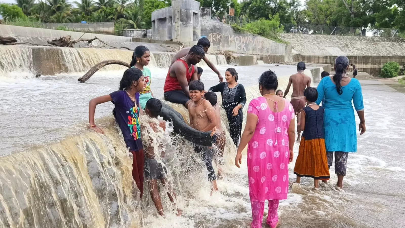 Chithirai Savadi,சித்திரை சாவடி அணையில் குளித்து மகிழ்ந்த பொதுமக்கள்! -  people are enjoying in water of chithirai savadi dam in coimbatore -  Samayam Tamil