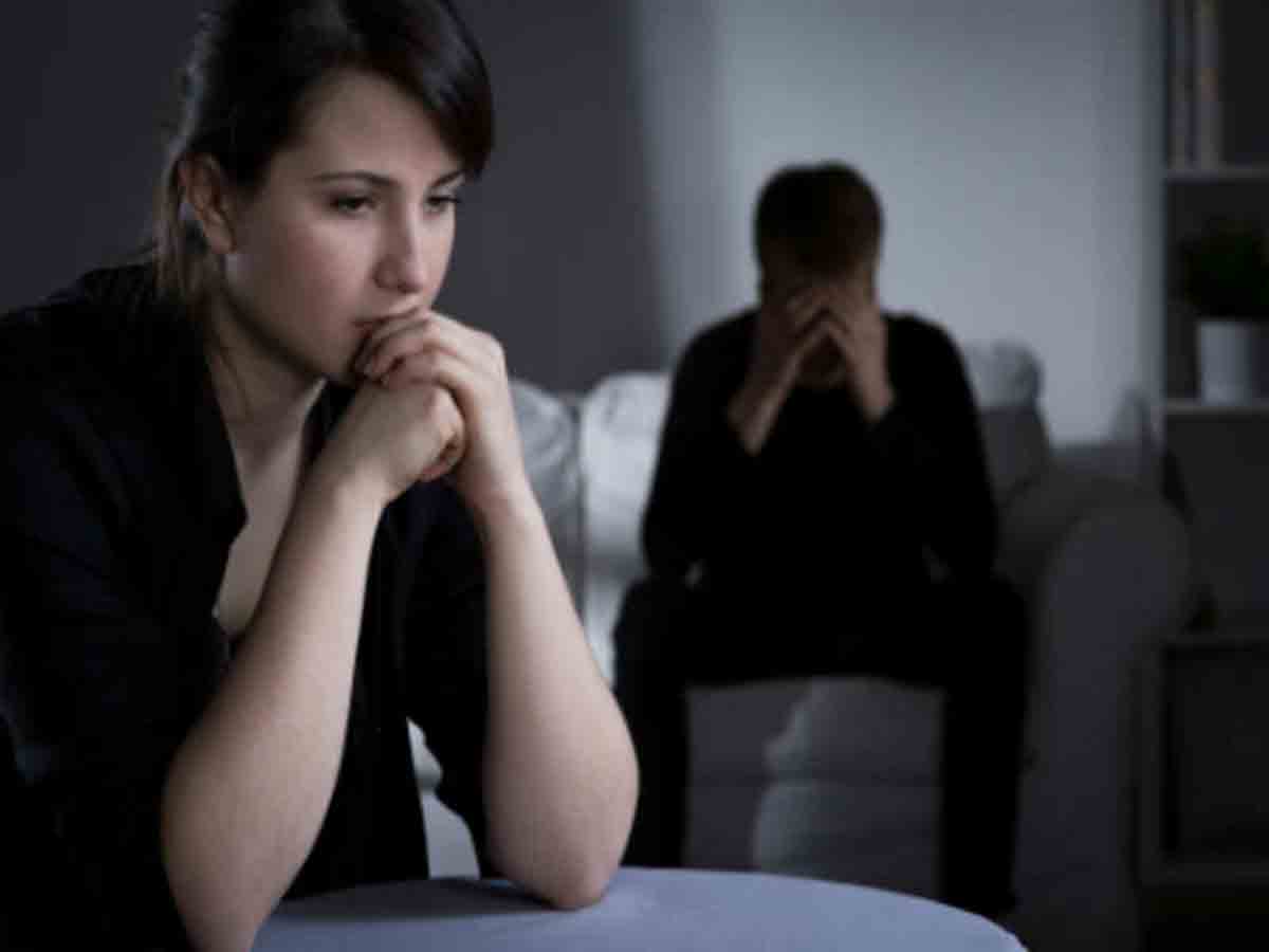 Extra Marital Affair,दोस्त के पिता संग मेरी मां का एक्स्ट्रामैरिटल अफेयर चल  रहा है? - my mother is having extra marital affair with my friends father  what should i do - Navbharat