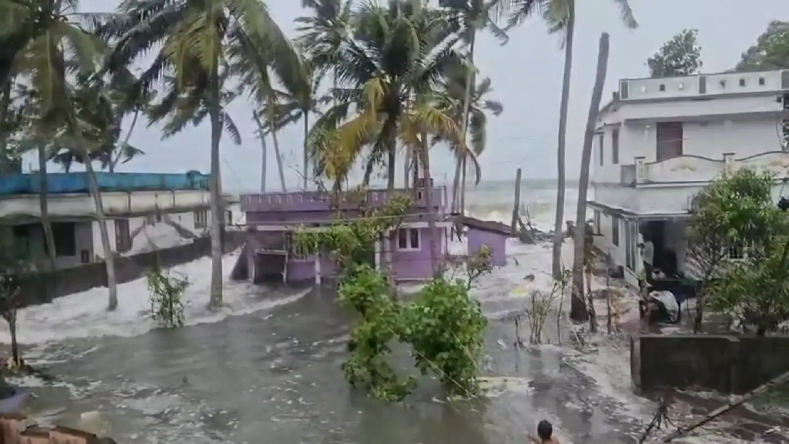கேரளா எர்ணாகுளத்தில் வீடுகளுக்குள் புகுந்த கடல்நீர்! 