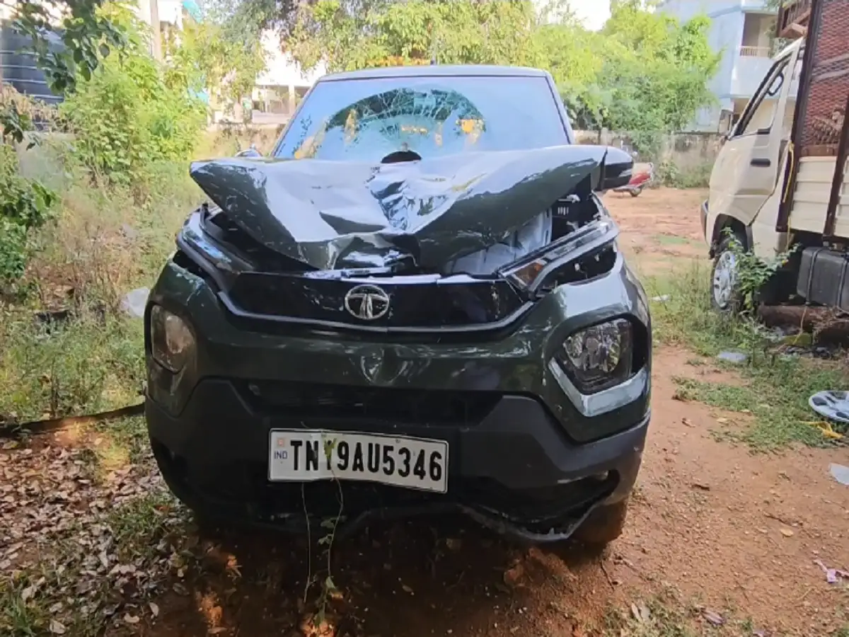 விழுப்புரம்- அடுத்தடுத்து விபத்துக்குள்ளான இருசக்கர வாகனம் மற்றும் கார்; திருநங்கை பலி! 