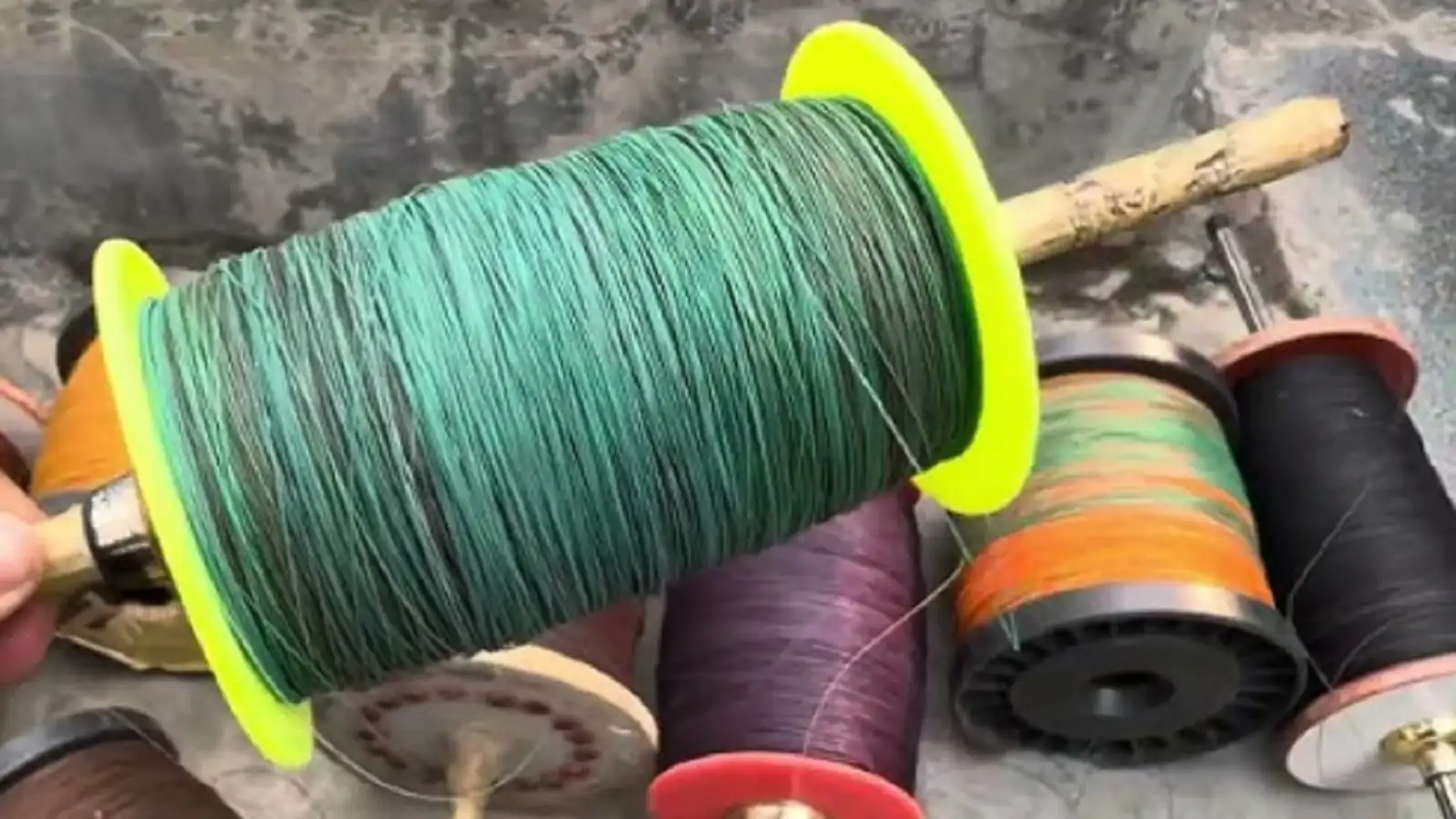 அமைந்தகரையில் பறக்க விடப்பட்ட மாஞ்சா நூல்.... இருசக்கர வாகனத்தில் சென்ற பெண் காவலர் படுகாயம்! 