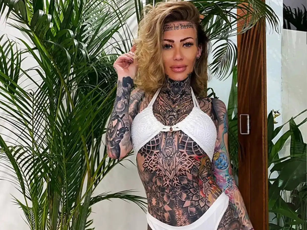 Britain Most Tattooed Woman,महिला ने सनक में आकर शरीर पर बनवा लिए 30 लाख रुपये के टैटू, देखकर डर जाते हैं लोग - uk most tattooed woman becky holt reveals people get
