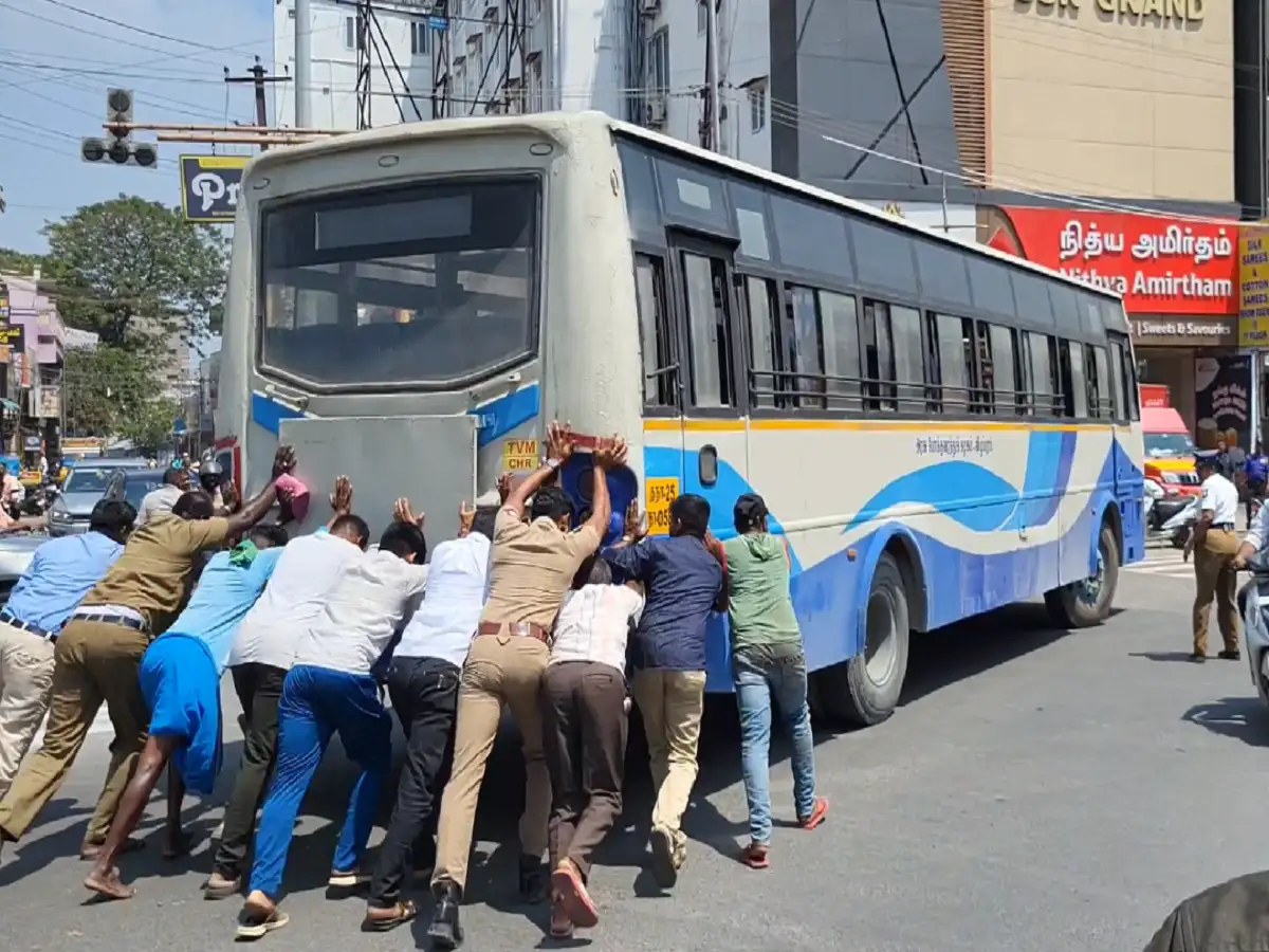 காஞ்சி...நடுரோட்டில் நின்ற அரசு பேருந்து; பயணிகள் மற்றும் போலீசார் தள்ளி செல்லும் அவல நிலை! 
