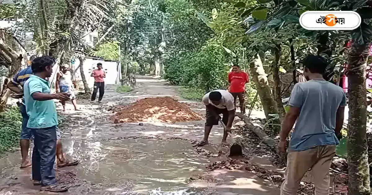 পঞ্চায়েতের ভরসায় বছর পার, গ্যাঁটের কড়ি দিয়ে রাস্তা মেরামতি গ্রামবাসীদের