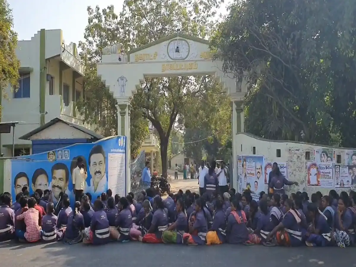 இரண்டாவது நாளாக தொடரும் தூய்மை பணியாளர்களின் போராட்டம்; நாகை நகராட்சி அலுவலகம் முன்பு பரபரப்பு! 