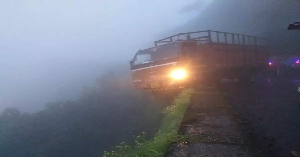 एक चूक अन् अर्धा ट्रक हवेत, चालक-क्लीनर जीव मुठीत धरुन बसलेले, करुळ घाटात टेम्पोला भीषण अपघात