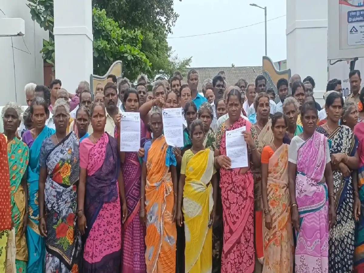 வீட்டிற்குள் வரும் கழிவு நீர்; கள்ளக்குறிச்சி ஆட்சியர் அலுவலகத்தை முற்றுகையிட்ட பட்டியல் இன பொதுமக்கள்! 