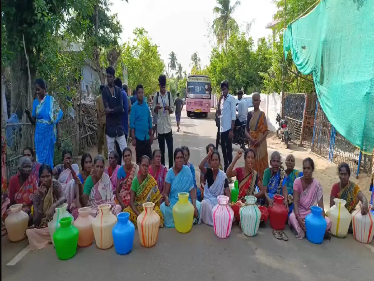 ஒரு வாரமாக குடிநீர் வரல; நாகை திருக்குவளையில் சாலை மறியலில் குதித்த பொதுமக்கள்! 