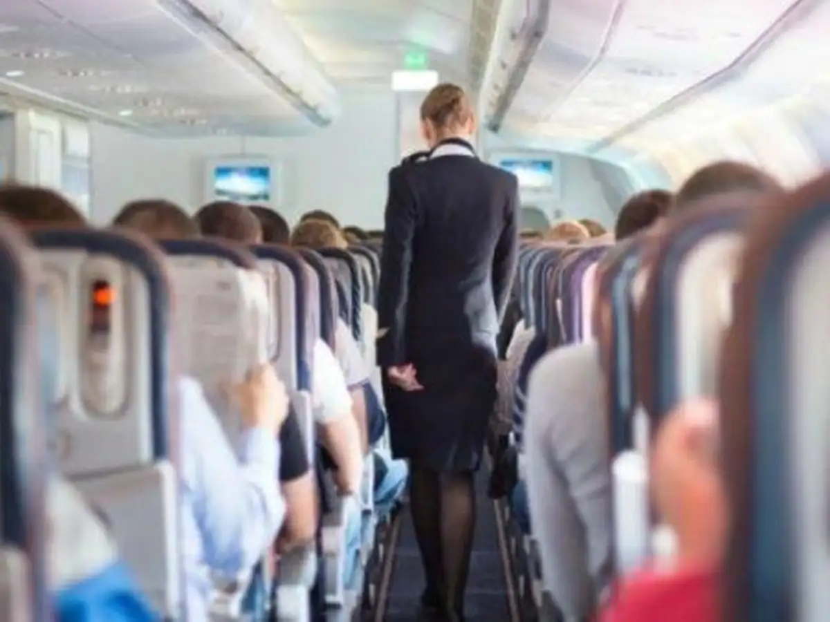 फ्लाइट के दौरान सेक्स का ऑफर दे रहीं ब्रिटिश एयर होस्टेस? एयरवेज ने शुरू की  जांच - british airways flight attendant selling sex between flights,  offering mile high club to her customers -