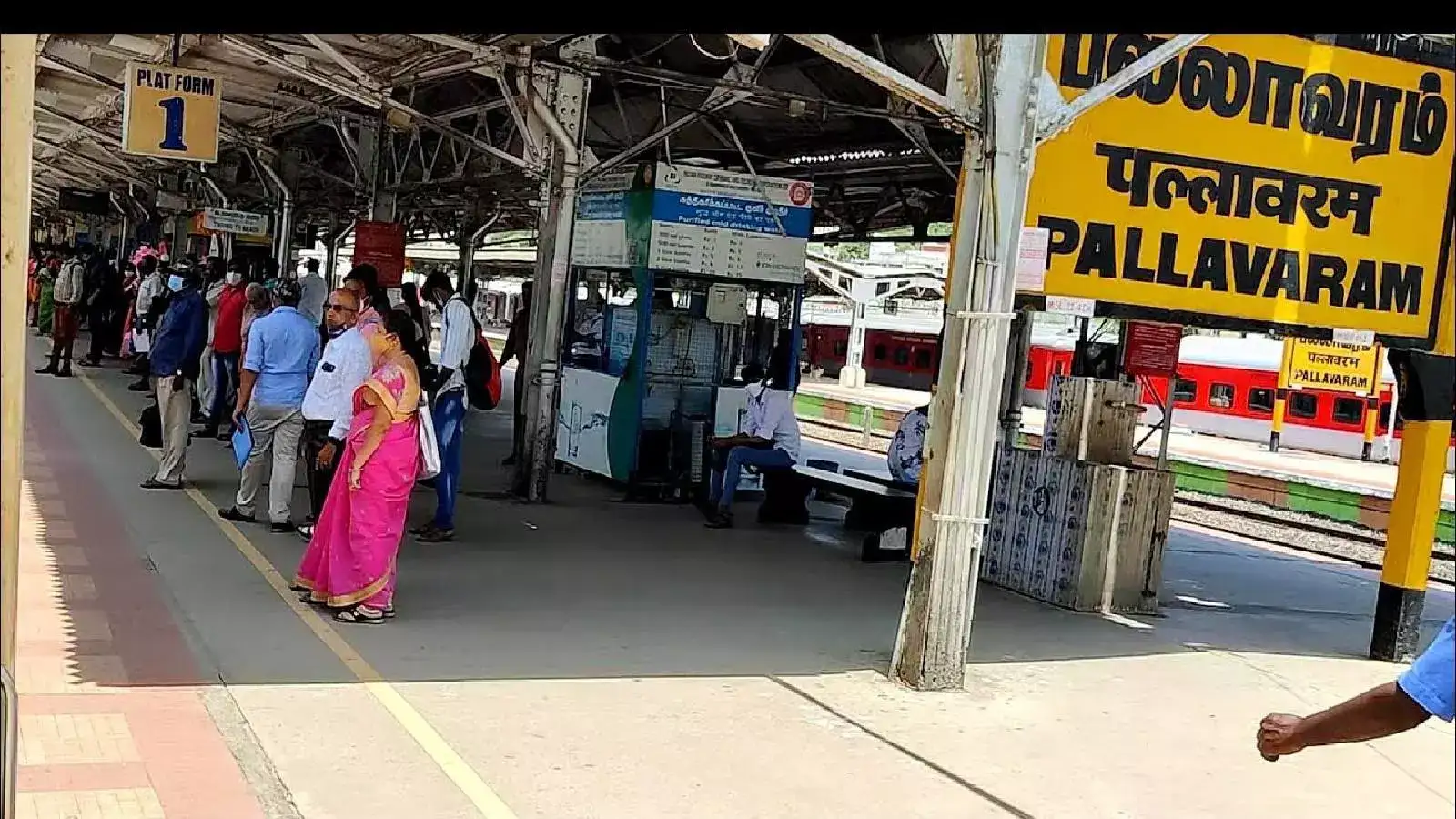 பல்லாவரத்தில் ஒரே தண்டவாளத்தில் இரு ரயில்கள் வந்ததால் பரபரப்பு! ரயில் சேவை பாதிப்பு... 