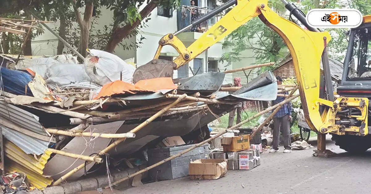Jessore Road,হাবরা যশোহর রোডে দখলমুক্ত হলো ফুটপাথ – habra municipality demolished illegal shops on jessore road with bulldozers