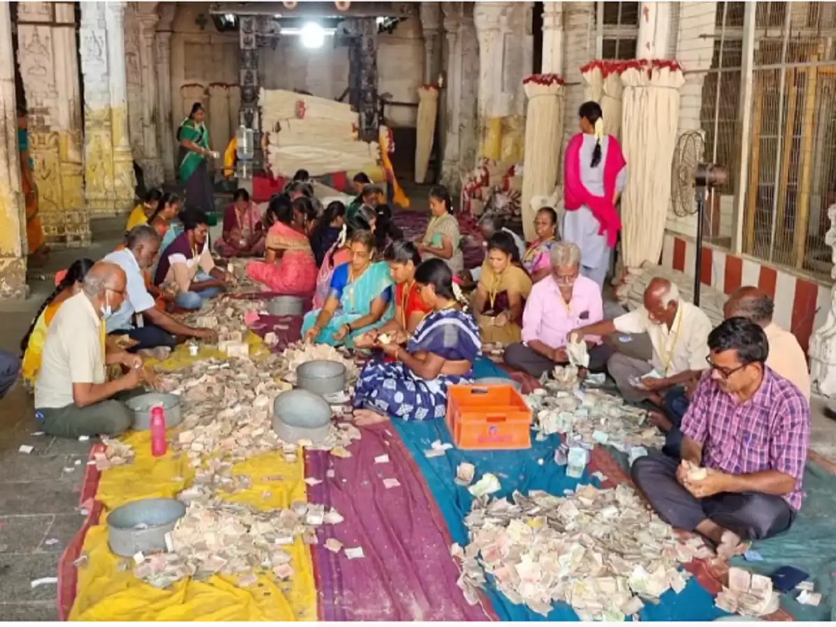 காஞ்சி அத்திவரதர் கோவிலில் உண்டியல் காணிக்கை எண்ணும் பணி .... கடந்த முறையை விட 13 லட்சம் ரூபாய் கூடுதல் வருவாய்! 