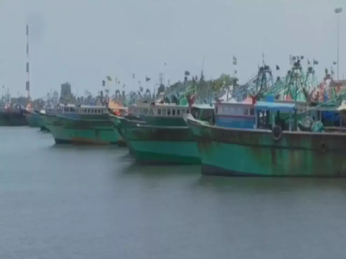தூத்துக்குடி: விசைப்படகு மீன்பிடி தொழிலாளர்கள் கடலுக்கு செல்லாமல் போராட்டம்! 