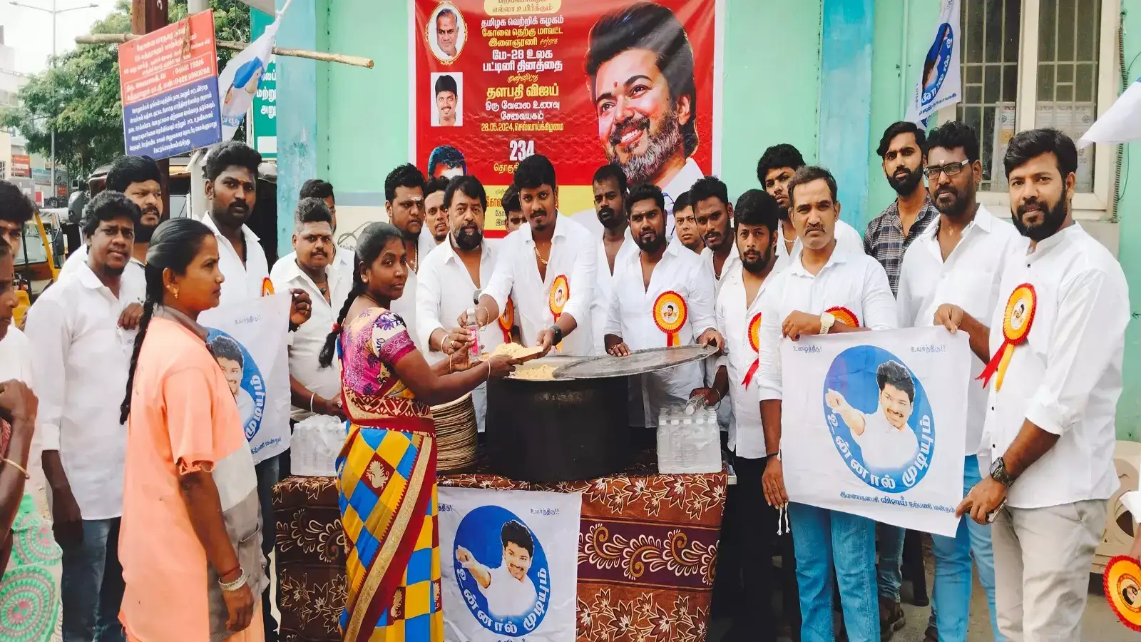 உலக பட்டினி தினம்: விவசாயிகள், தூய்மை பணியாளர்கள், பொதுமக்களுக்கு அன்னதானம் வழங்கி அசத்திய தமிழக வெற்றி கழகம்! 