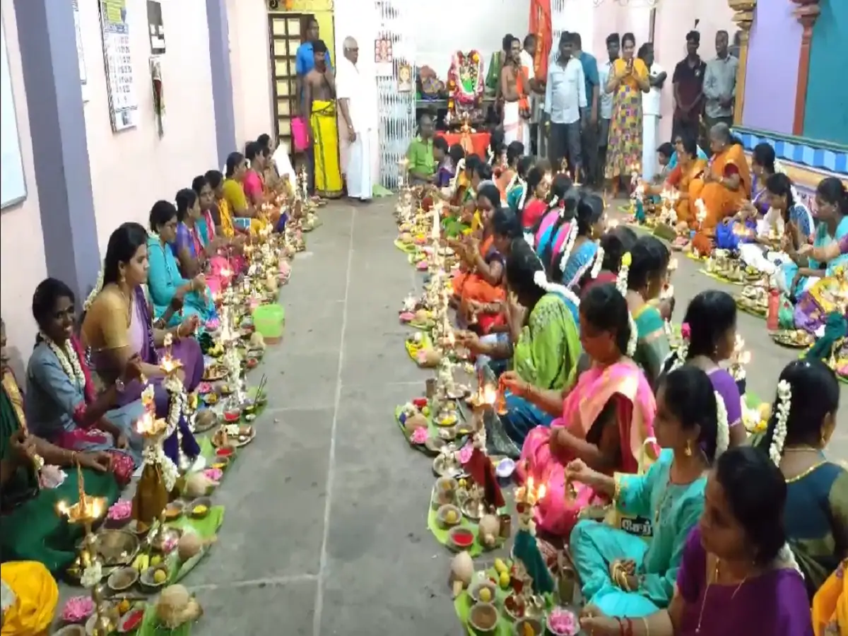 புதுச்சேரி முத்து மாரியம்மன் திருக்கோவில்; சிறப்பாக நடைபெற்ற 108 திருவிளக்கு பூஜை! 