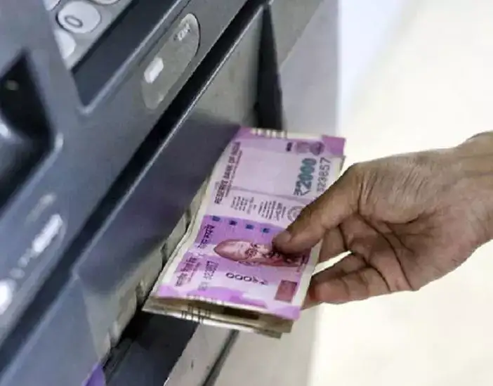 வங்கிக் கணக்கில் பணமே இல்லாவிட்டாலும் 10,000 ரூபாய் எடுக்கலாம்.. அது எப்படி? 