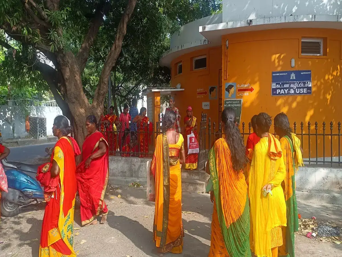 கழிப்பிடத்தில் அதிக கட்டணம் வசூல்... புதுச்சேரியில் சுற்றுலா பயணிகள் ஆவேசம்! 