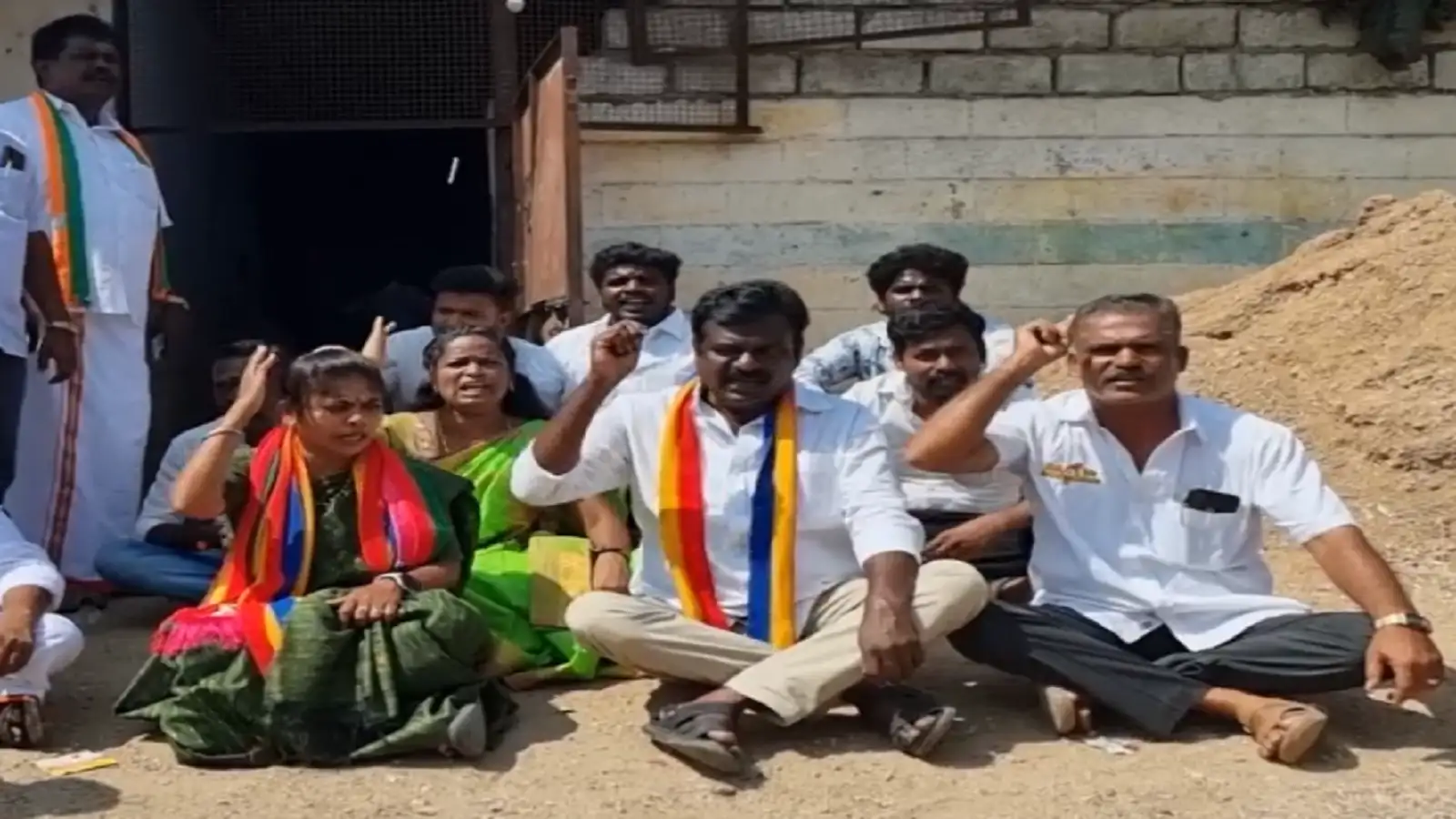 திண்டுக்கல் தொகுதி பாமக வேட்பாளர் திலகபாமா; விதியை மீறி செயல்பட்ட மதுபான கடை முன்பு தர்ணா போராட்டம்! 