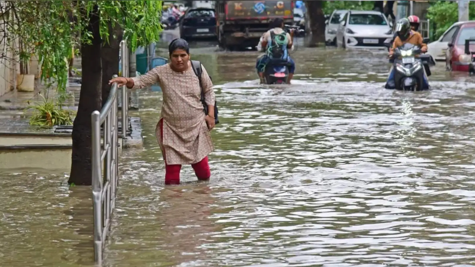 பெங்களூருவை புரட்டிய 6 மணி நேர மழை… முழங்கால் தண்ணீரில் சிக்கிய வாகனங்கள்! 