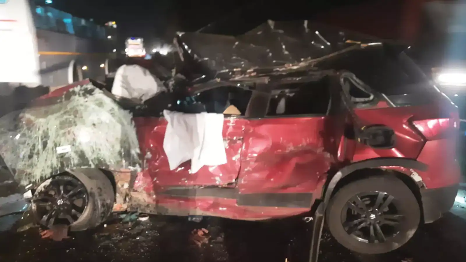 மதுராந்தகம் அருகே கோர விபத்து! லாரி மீது மோதி அப்பளமான கார்.. ஒரே குடும்பத்தை சேர்ந்த 4 பேர் சம்பவ இடத்திலேயே பலி! 