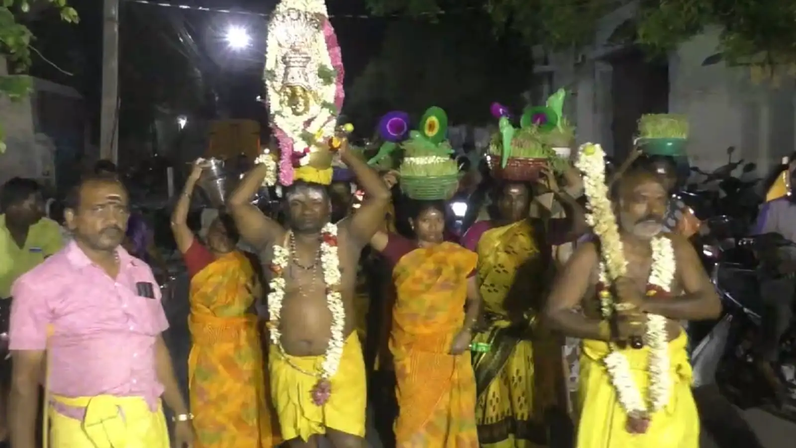 கரூர் வேம்பு மாரியம்மன் திருக்கோவில்; கரகம் அமராவதி ஆற்றுக்கு அனுப்பும் நிகழ்ச்சி வெகு விமர்சையாக நடைபெற்றது! 