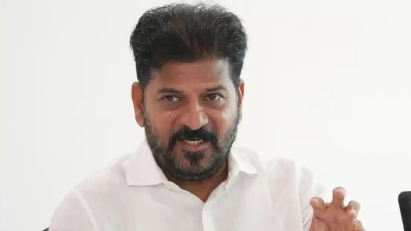 பெற்றோர்களை காக்க தவறும் அரசு ஊழியர்களுக்கு சவுக்கடி கொடுத்த தெலங்கானா முதல்வர் ரேவந்த் ரெட்டி! 