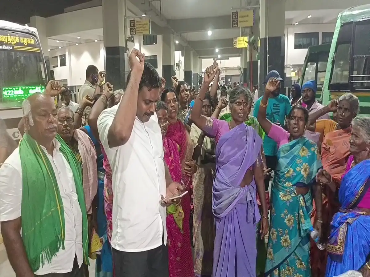 முதல்-அமைச்சர் ஸ்டாலினை தான் பார்க்க முடியல...அவரோட அப்பா நீங்க வாங்கிக்கோங்க! கிளாம்பாக்கம் பேருந்து நிலையத்தில் விவசாயிகள் நூதன போராட்டம்! 