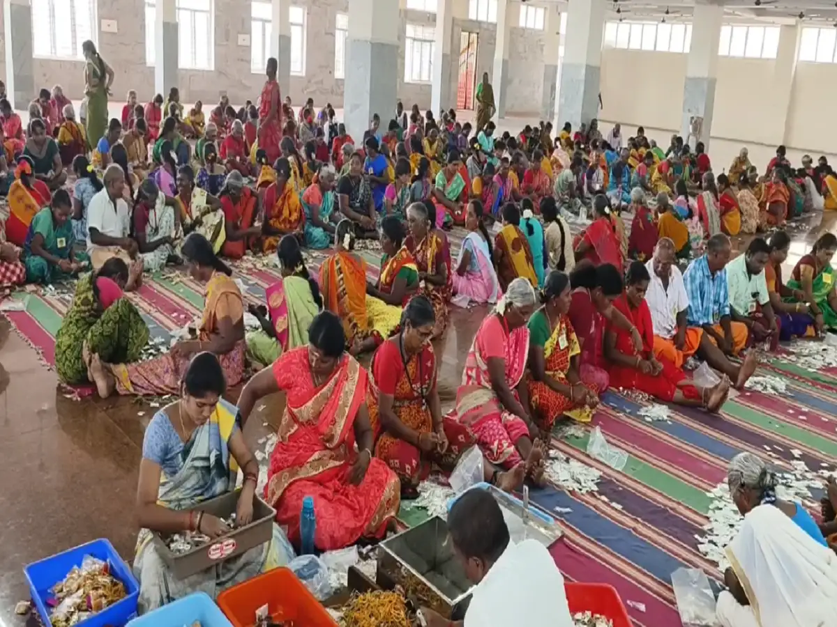 திருச்சி சமயபுரம் மாரியம்மன் திருக்கோவில்....உண்டியல் காணிக்கை எண்ணும் பணி! 