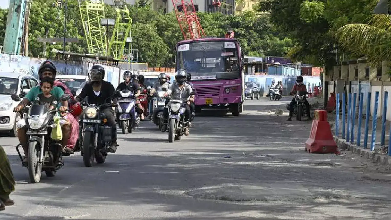 ஓஎம்ஆர்-ஈசிஆர் இணைப்புச் சாலை கடும் சேதம்: சீரமைக்க பொதுமக்கள் கோரிக்கை! 