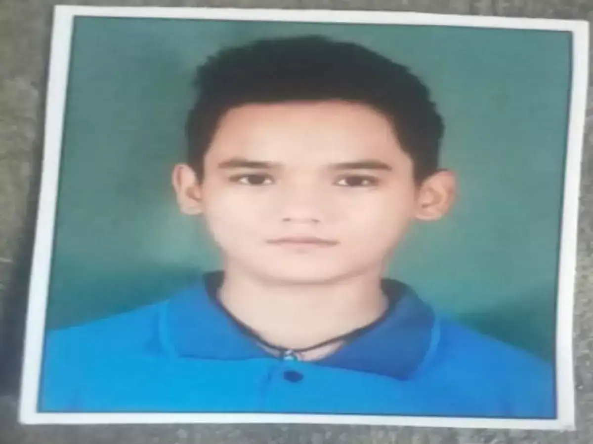 मन सुन्न करणारी घटना! सुट्टीत आजीकडे आला; न सांगता मित्रांसोबत पोहण्यासाठी गेला, अन् घडला अनर्थ मन सुन्न करणारी घटना! सुट्टीत आजीकडे आला; न सांगता मित्रांसोबत पोहण्यासाठी गेला, अन् घडला अनर्थ