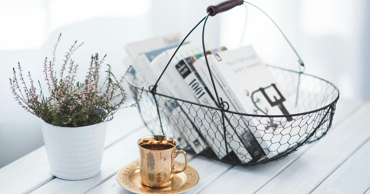 You can give a luxurious look to the books lying in the corner of the house, books have to be arranged in this way