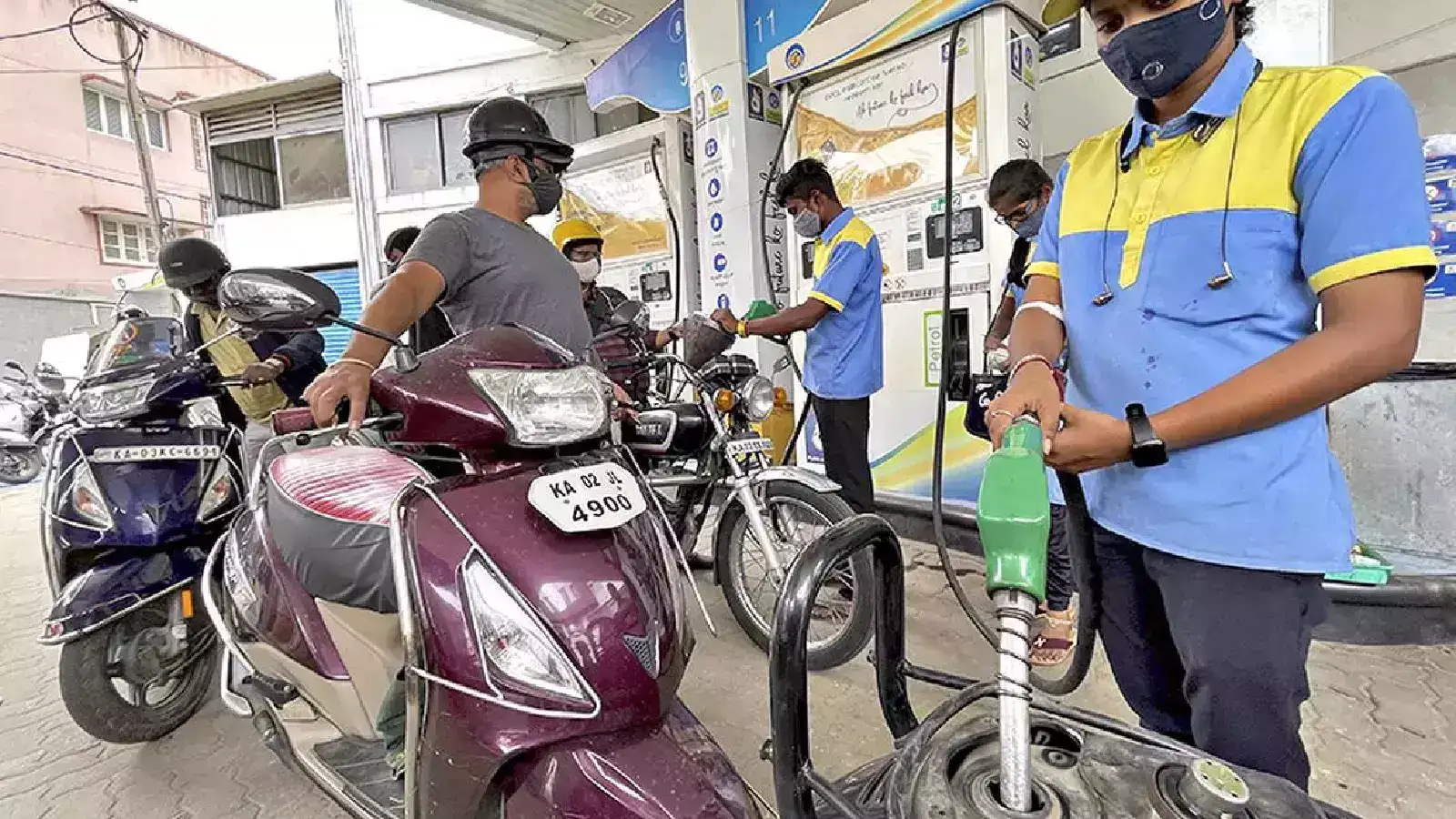 வண்டிக்கு பெட்ரோல் போட்டாச்சா.. இன்றைய விலை நிலவரம் இதுதான்.! 