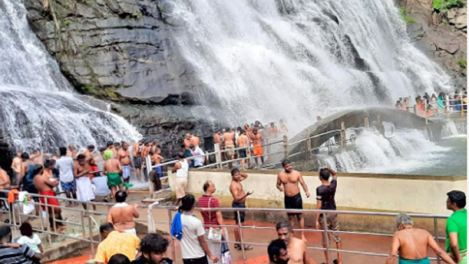 குற்றாலம் அருவிக்கு வண்டியை விடுங்க...சுற்றுலா பயணிகள் குளிக்க அனுமதி! -  tourists are allowed to bathe in courtallam waterfalls - Samayam Tamil