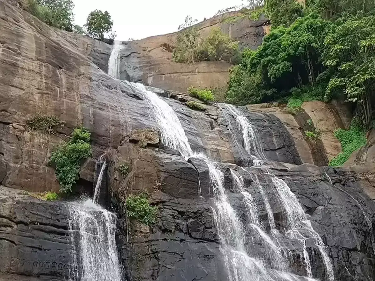 குற்றாலம் அருவிகளில் நீர்வரத்து அதிகரிப்பு; ஆனந்த குளியல் போடும் சுற்றுலா பயணிகள்! 