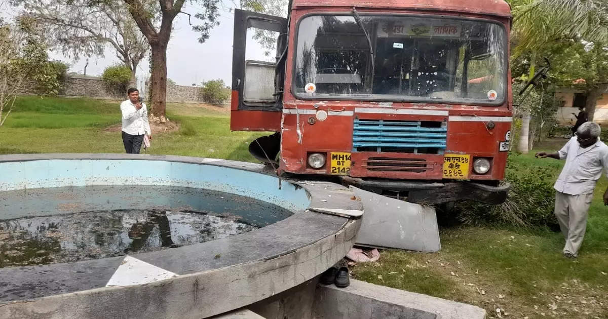 एसटीत ६१ प्रवासी; खड्डा वाचवण्याचा प्रयत्न महागात, बसचा ताबा सुटून चालक गाडीबाहेर फेकला अन्…