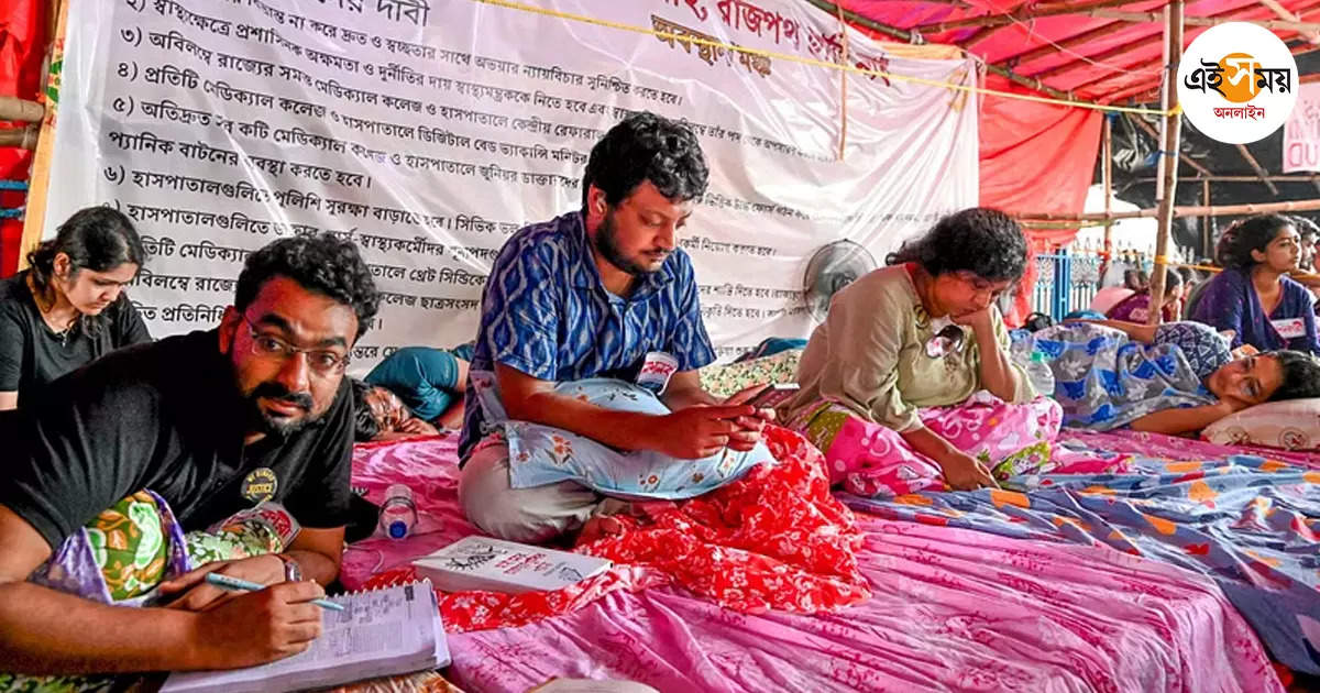 Junior Doctors Protest,ভাঙা শরীরেও অনশনে দাঁড়ি টানছেন না ওঁরা, হাসপাতালে ভর্তি ৬ – six junior doctors admitted to hospital on hunger strike