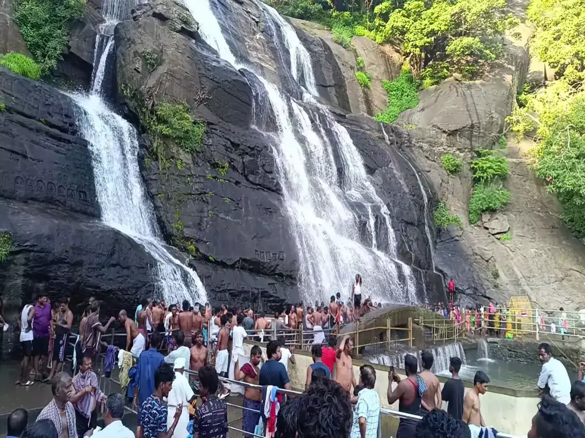 குற்றால அருவிகளில் ஆர்ப்பரிக்கும் தண்ணீர்! ஆனந்த குளியல் போடும் சுற்றுலா பயணிகள்! 