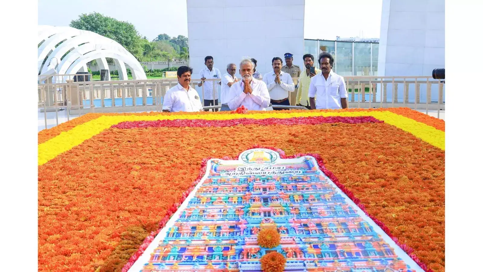 கோவில் கோபுரம் போல் கருணாநிதியின் நினைவிடம் அலங்கரிப்பு.. வெடித்த சர்ச்சை! 