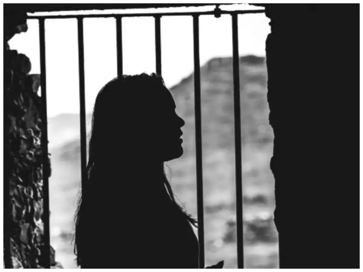 சிங்கப்பூர் அரசு அதிகாரியை சரமாரியாக தாக்கிய இந்திய பெண்... தட்டி தூக்கிய போலீஸ்... அதிரடி தண்டனை! 