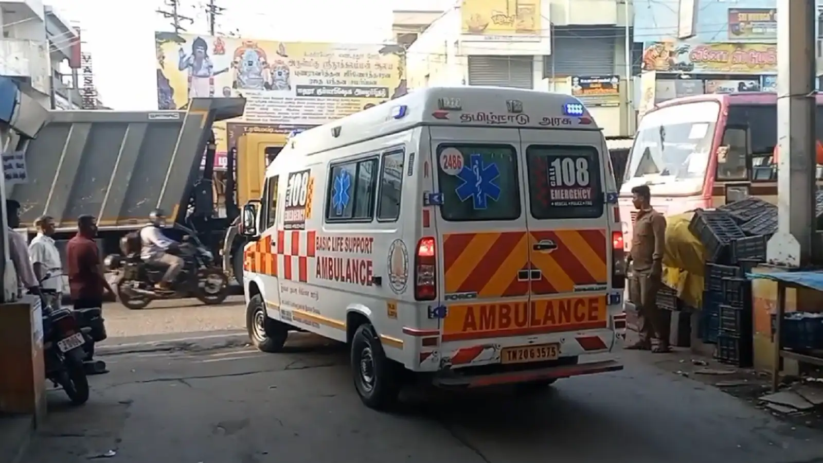 காஞ்சிபுரம் உத்திரமேரூர் பேருந்து நிலையம் அருகே போக்குவரத்து நெரிசலில் சிக்கித் தவித்த ஆம்புலன்ஸ்; இடவசதி ஏற்படுத்தி தர பொதுமக்கள் கோரிக்கை! 