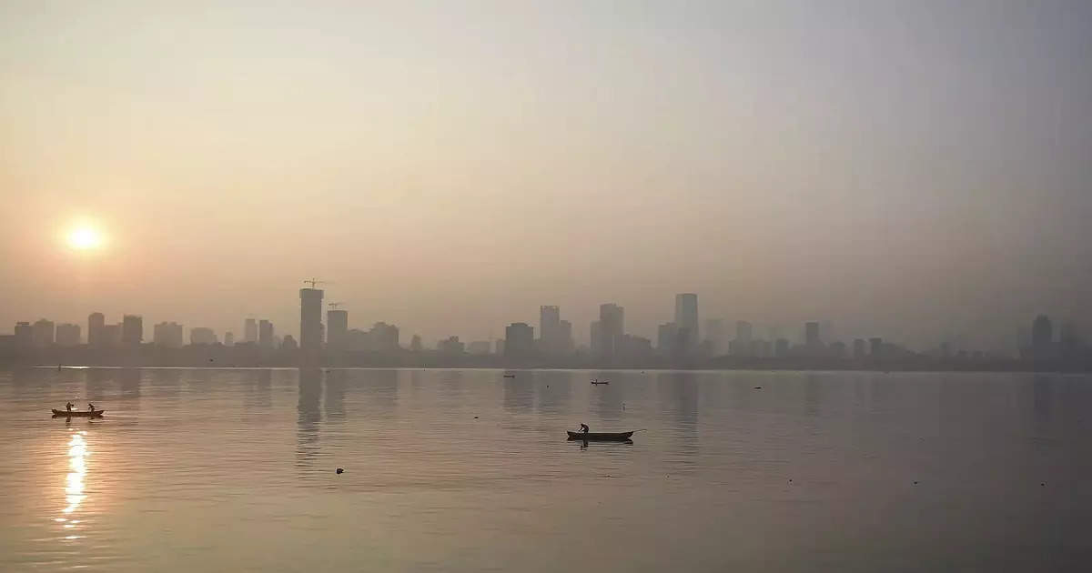 कुवेतवरुन चोरली, मग समुद्रीमार्गे भारतात प्रवेश, मुंबईच्या समुद्रात सापडली संशयास्पद बोट