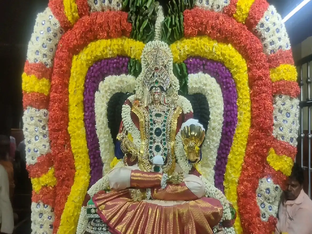 விழுப்புரம் மேல்மலையனூர் அங்காளம்மன் கோவில்.... கொட்டும் மழையிலும் சாமி தரிசனம் செய்த பக்தர்கள்! 