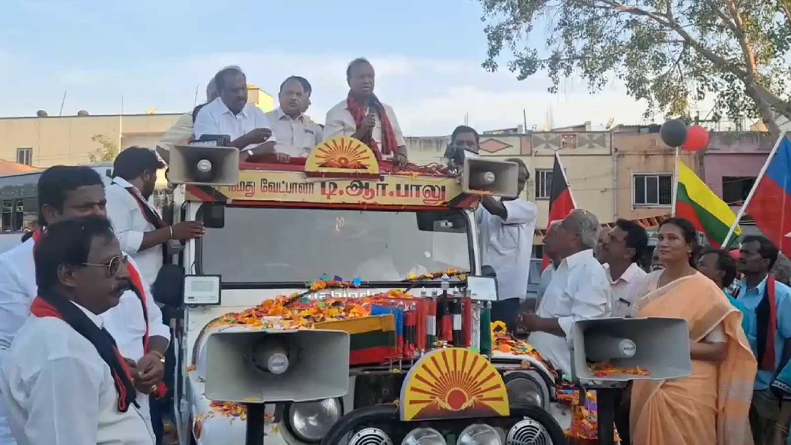 ஸ்ரீபெரும்புதூர் நாடாளுமன்ற தொகுதியில் திமுக வேட்பாளர் டி ஆர் பாலு தீவிர வாக்கு சேகரிப்பு; உற்சாக வரவேற்பு அளித்த பொதுமக்கள் 