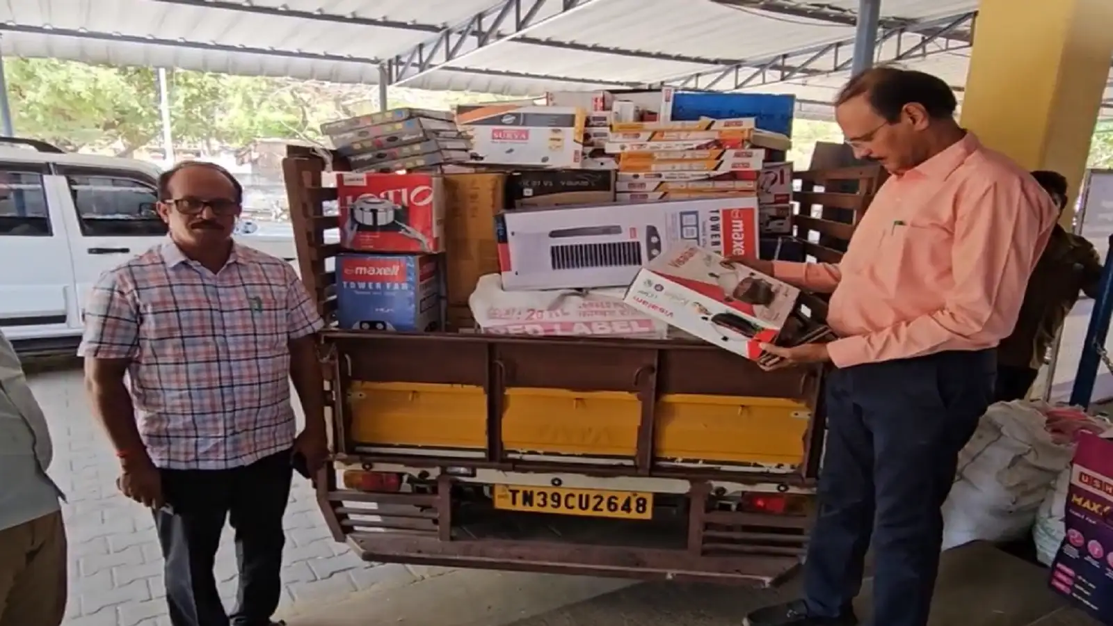 திருப்பூர் தாராபுரம் அருகே தேர்தல் பறக்கும் படையினர் வாகன சோதனை; 2 லட்சம் மதிப்புடைய வீட்டு உபயோக பொருட்கள் பறிமுதல்! 