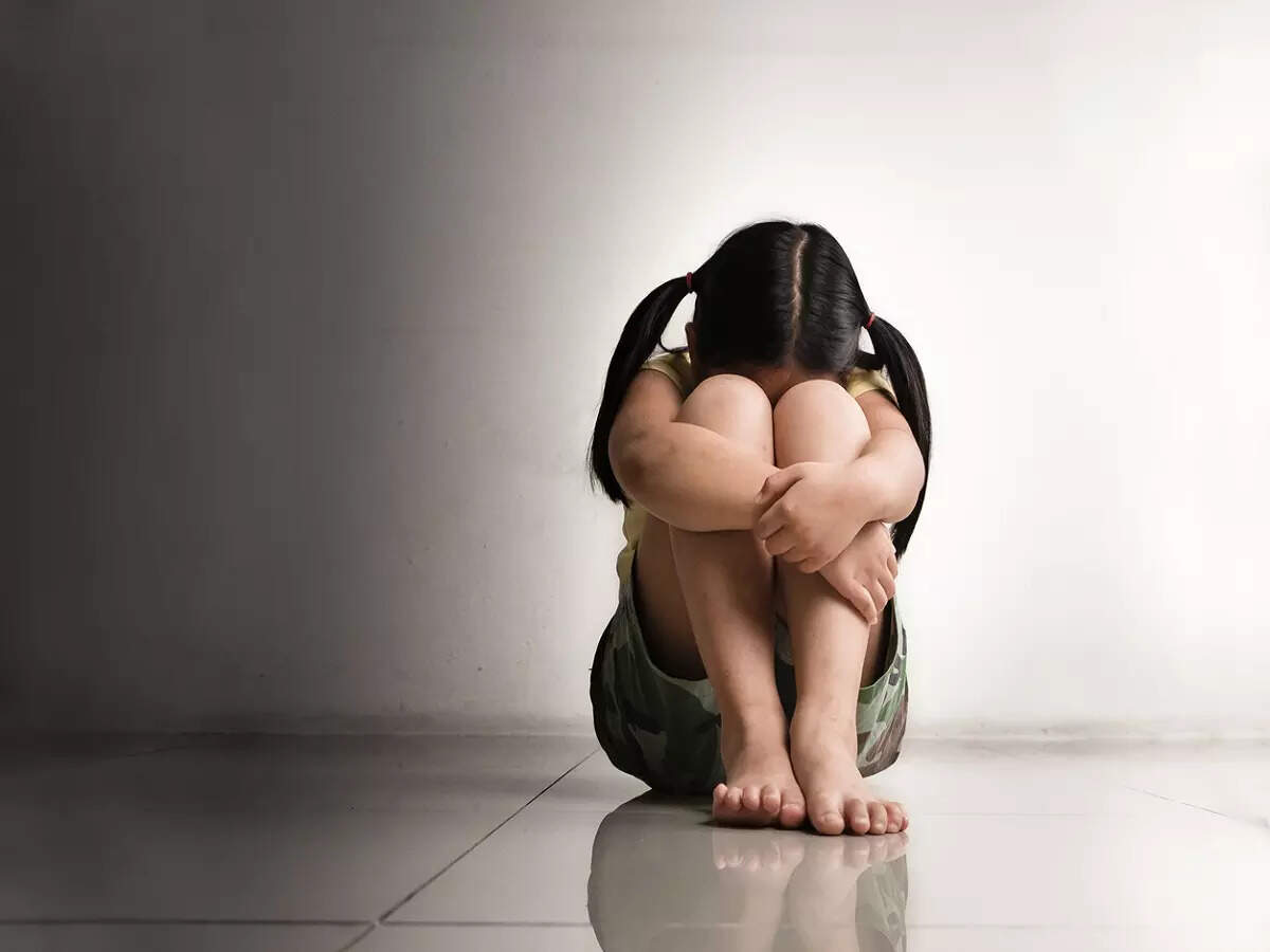 Child Abuse,5 साल की बच्‍ची को मां ने तेज धूप में बांधकर तड़पाया, क्‍या सही  होता है पैरेंट्स का ऐसा बर्ताव - 5 year old girl tied up in heat on terrace
